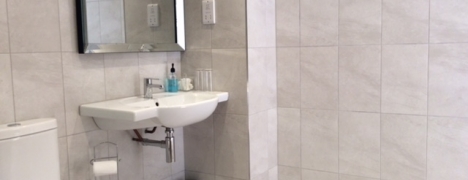 Old Mill Holiday Cottages = Piglet wet room Old Mill Holiday Cottages = Piglet wet room